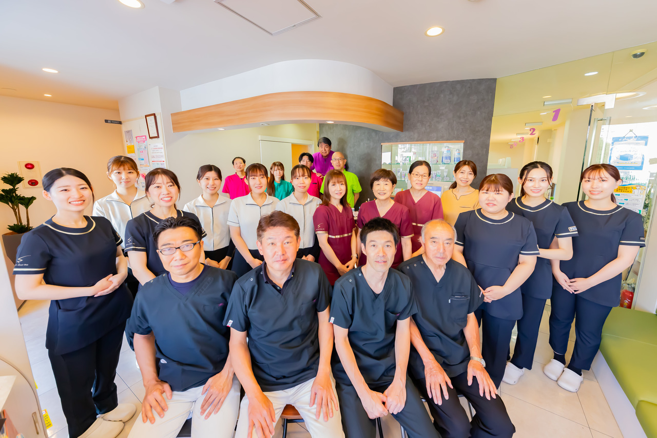 クレモト歯科診療所スタッフの集合写真